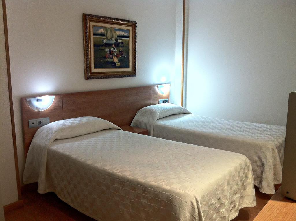 Hostal Del Carmen Hotel Santander Room photo